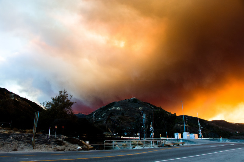 Smoke drifts towards the coast and creates colorful skies off Highway 101 in Ventura. Image: Braden Zischke